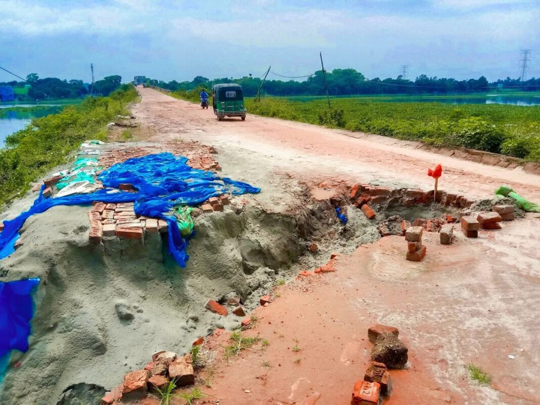 টানা বৃষ্টিতে কৃষ্ণনগর সেতু সংলগ্ন সড়ক ধস: যান চলাচল বন্ধের শঙ্কা