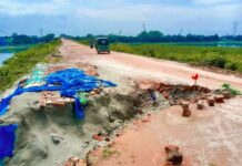 টানা বৃষ্টিতে কৃষ্ণনগর সেতু সংলগ্ন সড়ক ধস: যান চলাচল বন্ধের শঙ্কা