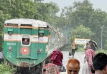 আশুগঞ্জে দুই ভাগ হলো মহানগর এক্সপ্রেস