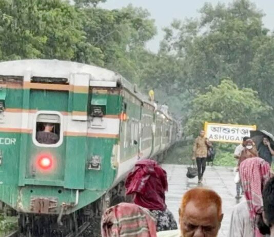 আশুগঞ্জে দুই ভাগ হলো মহানগর এক্সপ্রেস