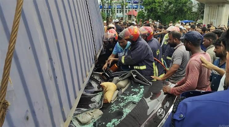 কুমিল্লায় প্রাইভেটকারের ওপর কাভার্ডভ্যান উল্টে নিহত ৪