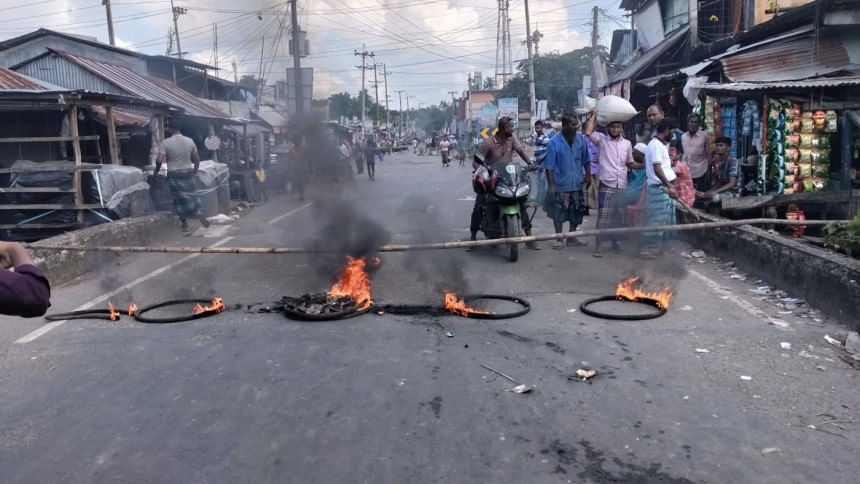 বাগেরহাটে নির্বাচনী আসন পুনর্বহালের দাবিতে হরতাল, অবরুদ্ধ জেলা প্রশাসন