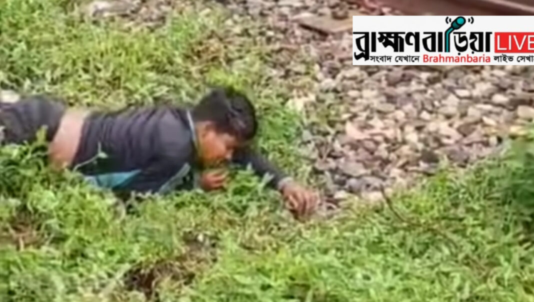 চলন্ত ট্রেন থেকে ছিটকে পড়ে অলৌকিকভাবে বাঁচলো শিশু